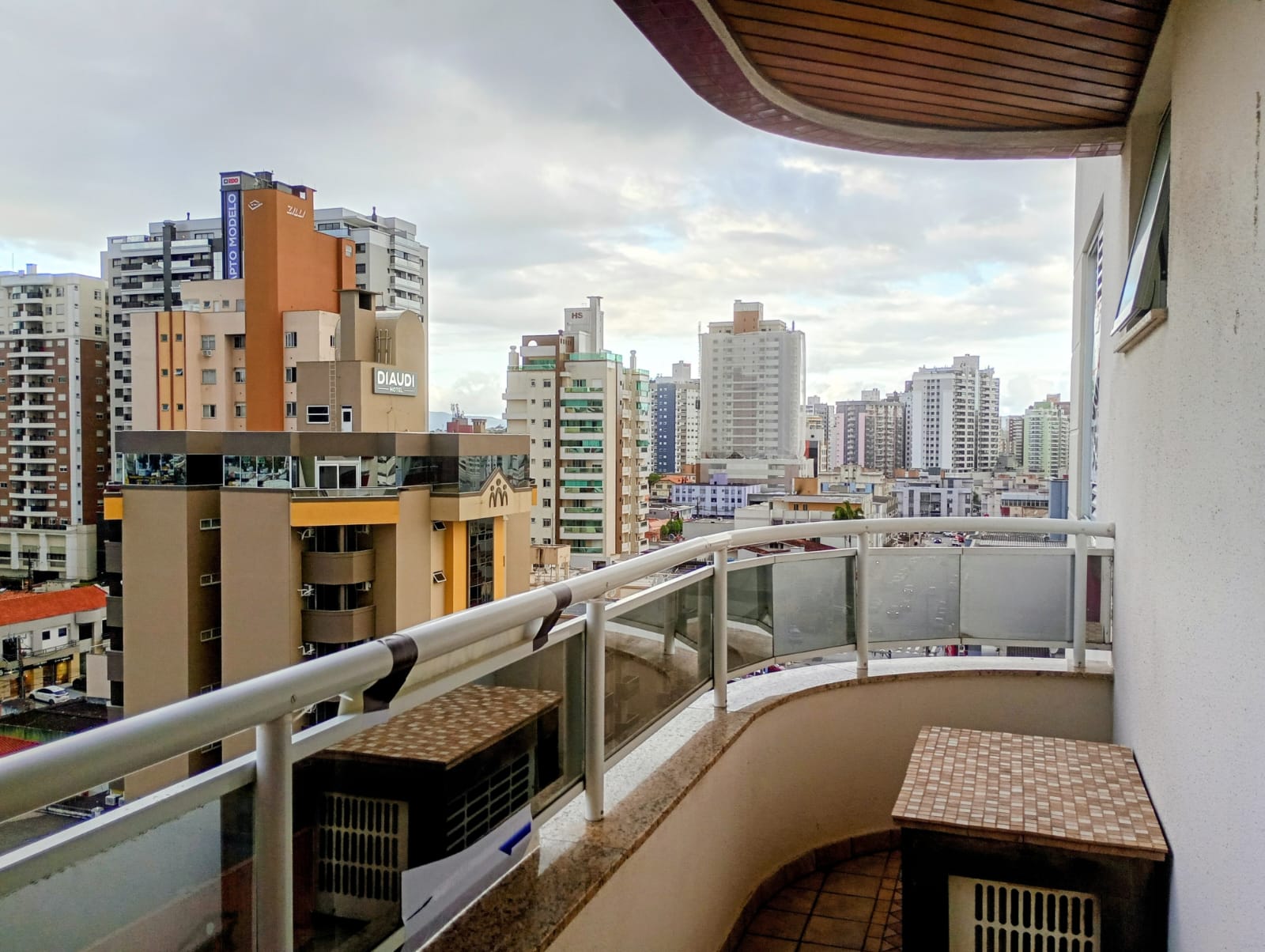 Sala ampla com vista panorâmica